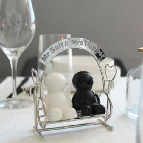 Mr. Salt & Mrs Pepper auf Hollywoodschaukel Salz- und Pfefferstreuer Set